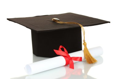grad şapka ve beyaz izole diploma