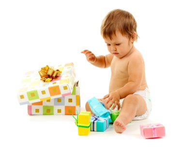 beyaz izole şirin bebek ve hediye kutusu