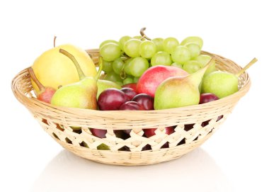 Olgun tatlı meyve ve çilek sepeti üzerine beyaz izole