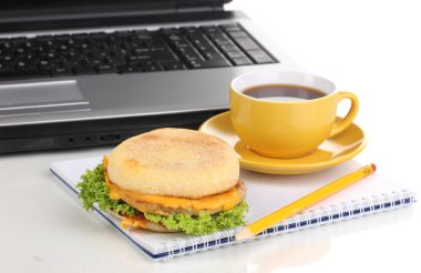 iş yerinde laptop yanında, yemek