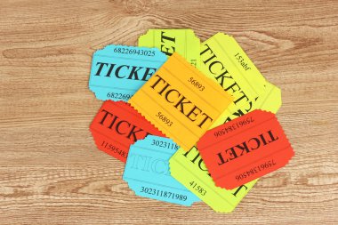 ahşap arka plan yakın çekim üzerinde renkli Bilet