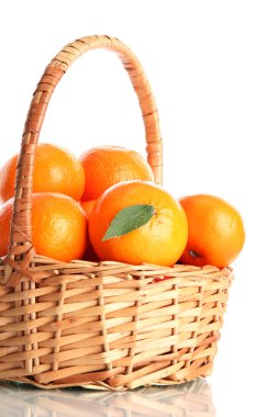 yapraklar üzerinde beyaz izole güzel sepet içinde mandalina