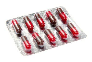 Kabarcıklara tıkılmış kapsüller, beyazlar üzerinde izole edilmiş.