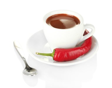Beyaz fincan sıcak çikolata ve beyaz izole biber ile