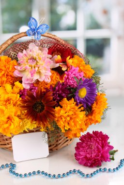 güzel sepette beyaz tabl kağıt notu ile parlak çiçek buketi