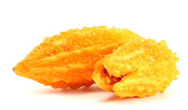 Olgun momordica meyveler, üzerinde beyaz izole