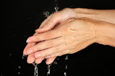 arka plan siyah yakın çekim yıkama elinde