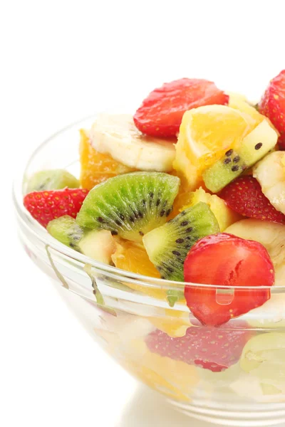 Tazón de vidrio con ensalada de frutas frescas aislada en blanco — Foto de Stock