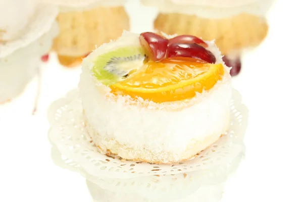 Gâteaux sucrés aux fruits isolés sur blanc — Photo