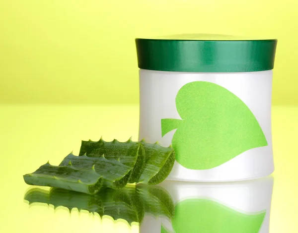 Jar of cream with aloe vera on green background — Stock Photo, Image