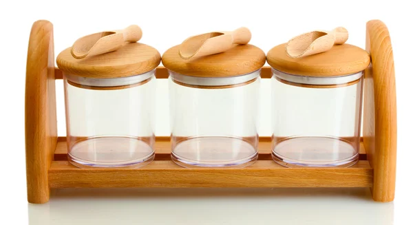 Tomma glasburkar för kryddor med skedar på trähylla isolerad på vit — Stockfoto