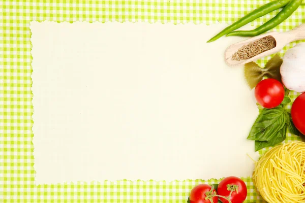 Papier für Rezepte, Gemüse und Gewürze auf grünem Hintergrund — Stockfoto
