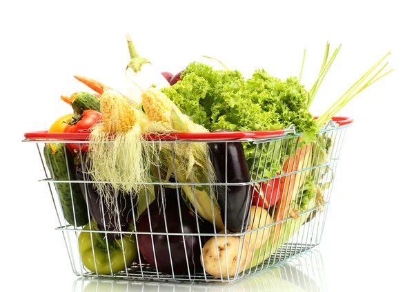 Verduras frescas en canasta metálica aisladas en blanco —  Fotos de Stock