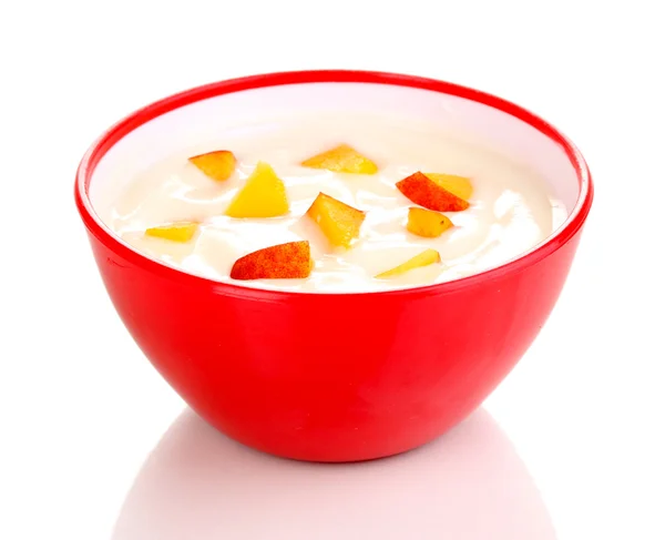 Iogurte com pêssego em tigela isolada em branco — Fotografia de Stock