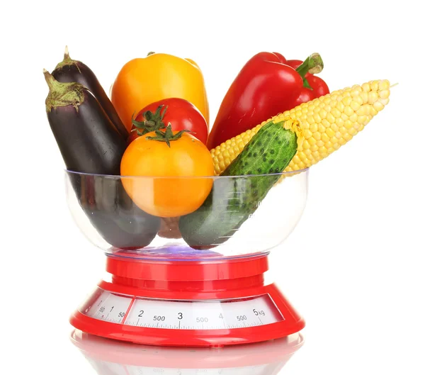 Mogna färska grönsaker i kök skalor isolerad på vit — Stockfoto