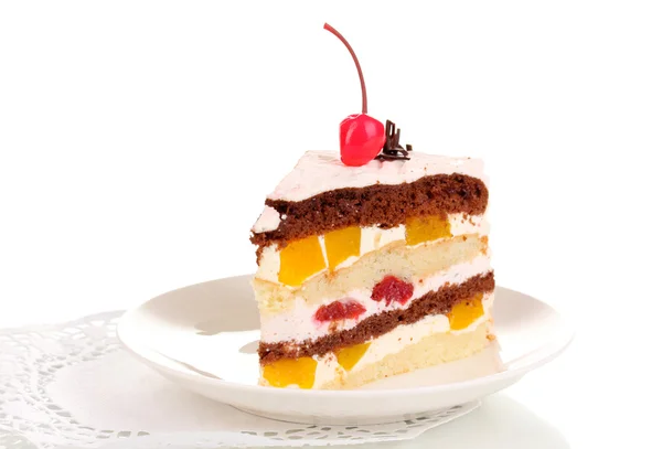 Ciasto warstwowe owoców na białym tle — Zdjęcie stockowe