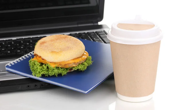 Mangiare sul posto di lavoro vicino laptop — Foto Stock