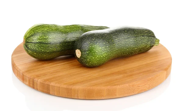 Courgettes fraîches sur planche à découper isolées sur blanc — Photo