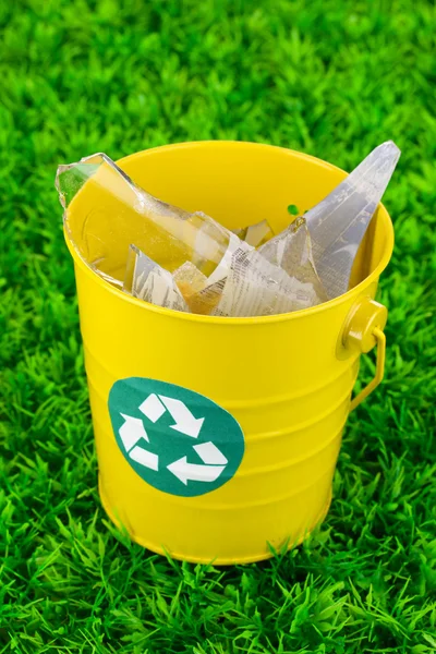 Papelera de reciclaje sobre hierba verde —  Fotos de Stock