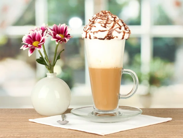 Glass of fresh coffee cocktail and vase with flower on wooden table close-u — Stock Photo, Image