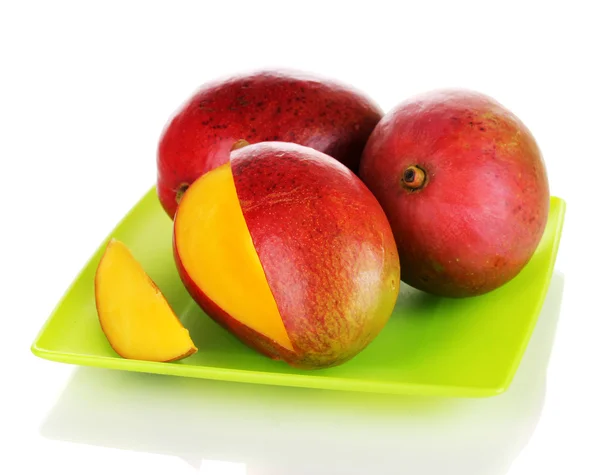 Reife appetitliche Mango auf grünem Teller isoliert auf weißem — Stockfoto