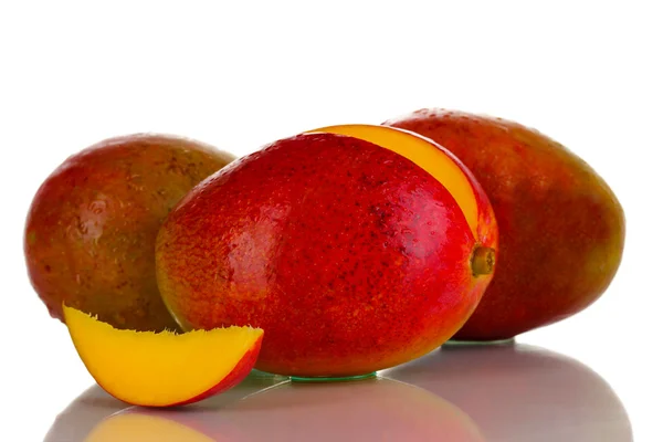 Mango apetecible maduro aislado en blanco — Foto de Stock