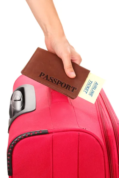 In possesso di passaporto e valigia in primo piano — Foto Stock