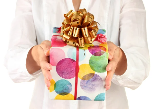 Donna tiene una scatola con un regalo su sfondo bianco primo piano — Foto Stock