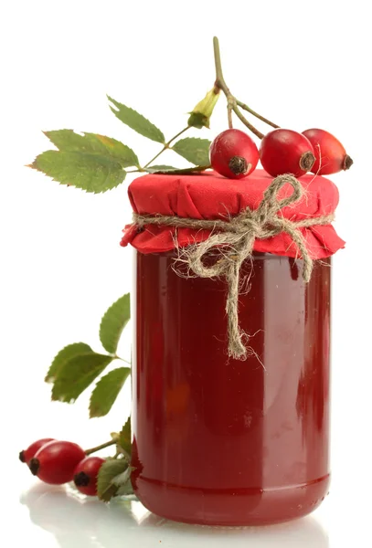 Vaso con marmellata di rose anca e frutti di bosco maturi, isolato su bianco — Foto Stock