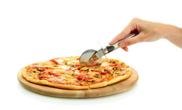 Woman's hand with a knife cut the pizza on white background close-up — Stock Photo, Image