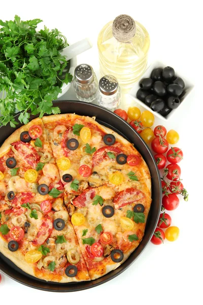 Composition colorée de délicieuses pizzas, légumes et épices sur bac blanc — Photo