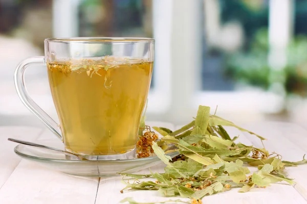 Glas Tee mit Linde auf Holztisch auf Fensterhintergrund — Stockfoto