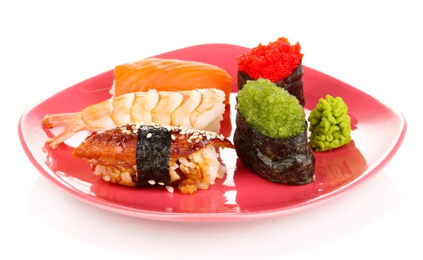 Pyszne sushi serwowane na płycie czerwony na białym tle — Zdjęcie stockowe