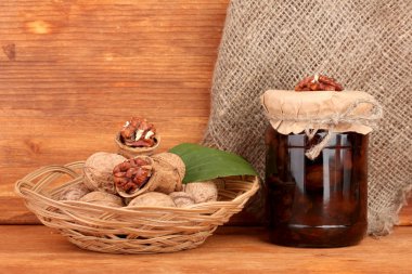 ceviz ve sepetle üzerine kahverengi zemin ceviz reçeli-kavanoz
