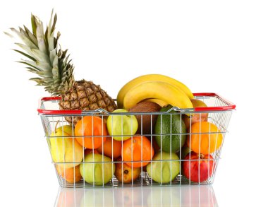 metal sepette beyaz zemin üzerine izole taze meyve