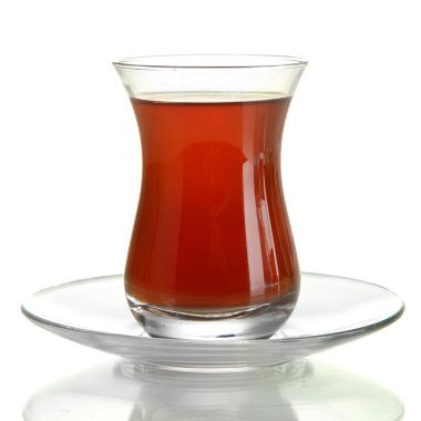 Türk çayı üzerinde beyaz izole, bardak