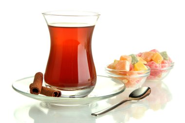 cam üzerine beyaz izole, Türk çayı ve rahat lokum