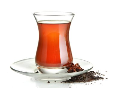 Türk çayı üzerinde beyaz izole, bardak