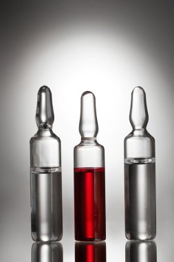 Gri arka planda tıbbi ampule