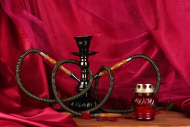 Kırmızı perde yakın çekim bir arka plan üzerinde ahşap bir masa üzerinde nargile