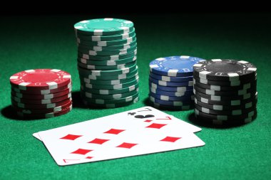 kartları ve yeşil masada Poker fişleri