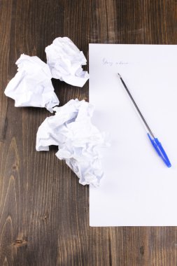 kompozisyon ve ahşap masa üzerinde buruşuk sayfaları oluşturma