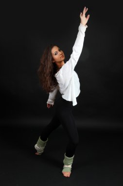 Genç modern dansçı, siyah üzerine izole edilmiş.