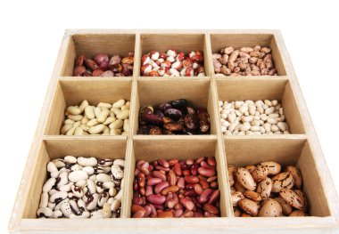 beyaz izole ahşap kutu bölümlerde çeşitli fasulye