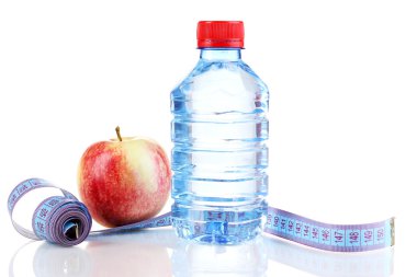 şişe su, elma ve ölçüm bandı üzerinde beyaz izole