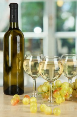 cam şişe penceresi arka plan üzerinde beyaz şarap