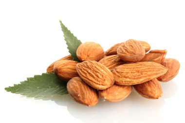 yapraklarla üzerine beyaz izole lezzetli badem fındık