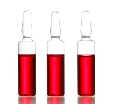 Kırmızı sıvı ile tıbbi ampul beyaz izole