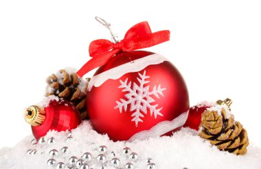 beyaz izole güzel parlak Noel topları karda,