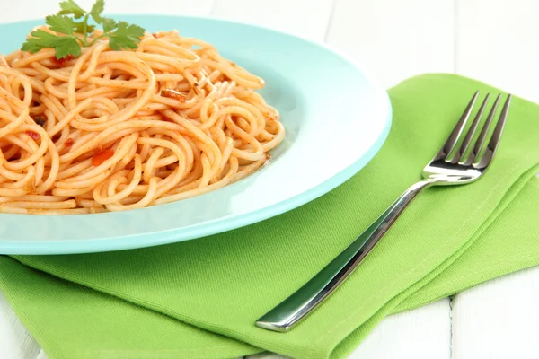 Spaghetti italiani in piatto su tavolo di legno primo piano — Foto Stock